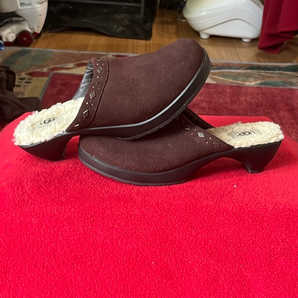 NWOT UGG Women's Brown Suede Slippers - Picture 4 of 7